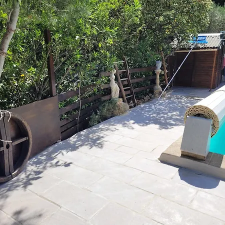 Couples Amoureux Propriete 4000m2 Cabane-maison Ecolo Piscine Privee Clim Terrasse Dans Les Arbres Combas (Gard)