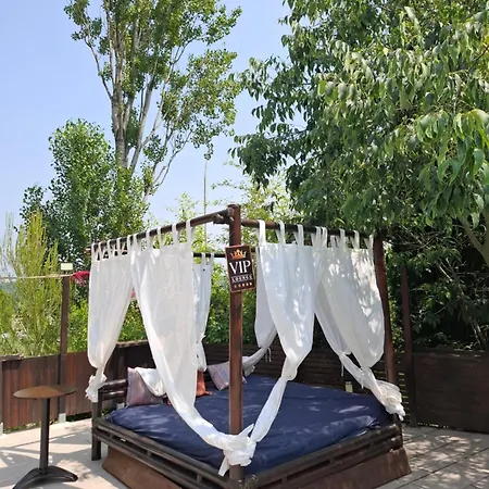 Vila Couples Amoureux Propriete 4000m2 Cabane-maison Ecolo Piscine Privee Clim Terrasse Dans Les Arbres *